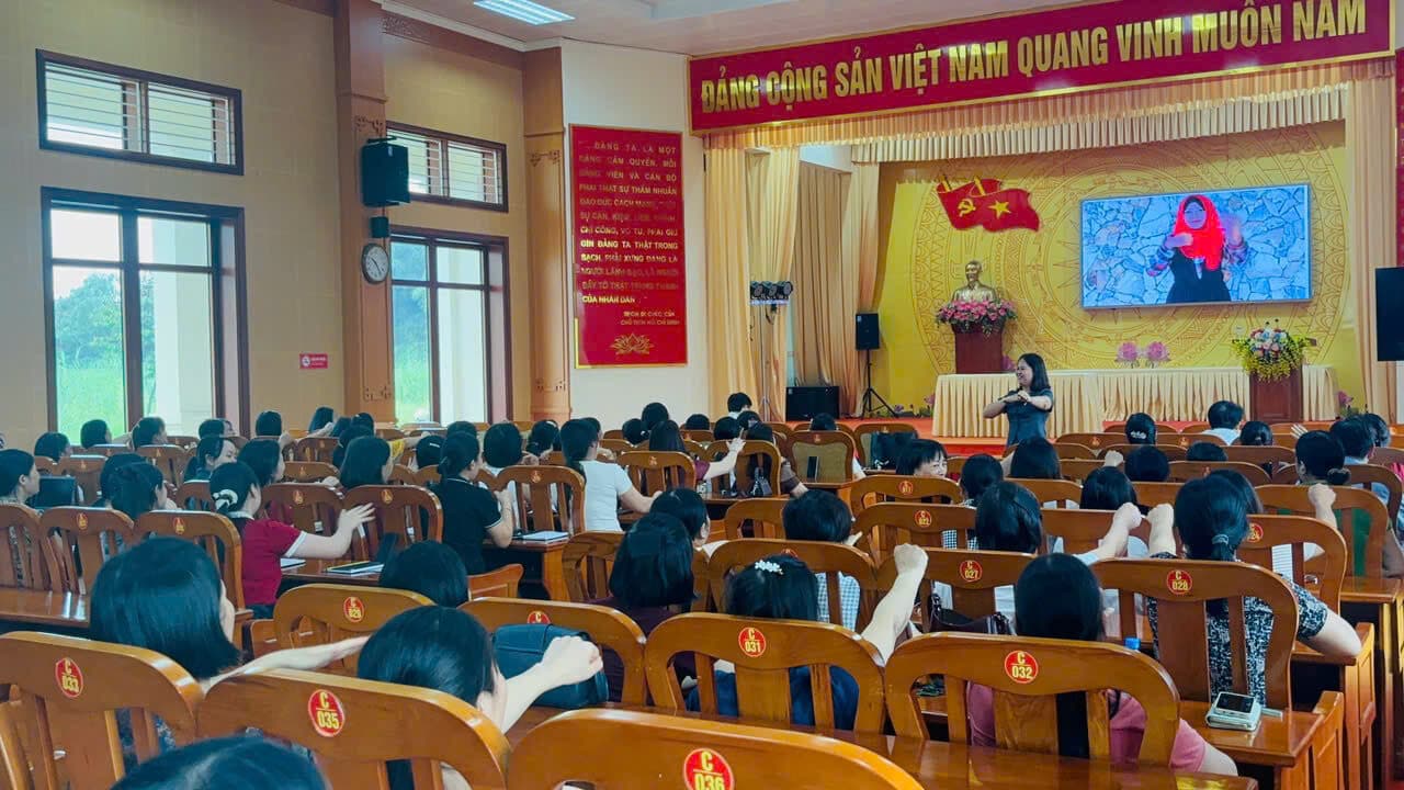 Toàn cảnh hội trường với đông đảo cán bộ tham dự chương trình tập huấn tại xã Hồng Minh, Hưng Yên