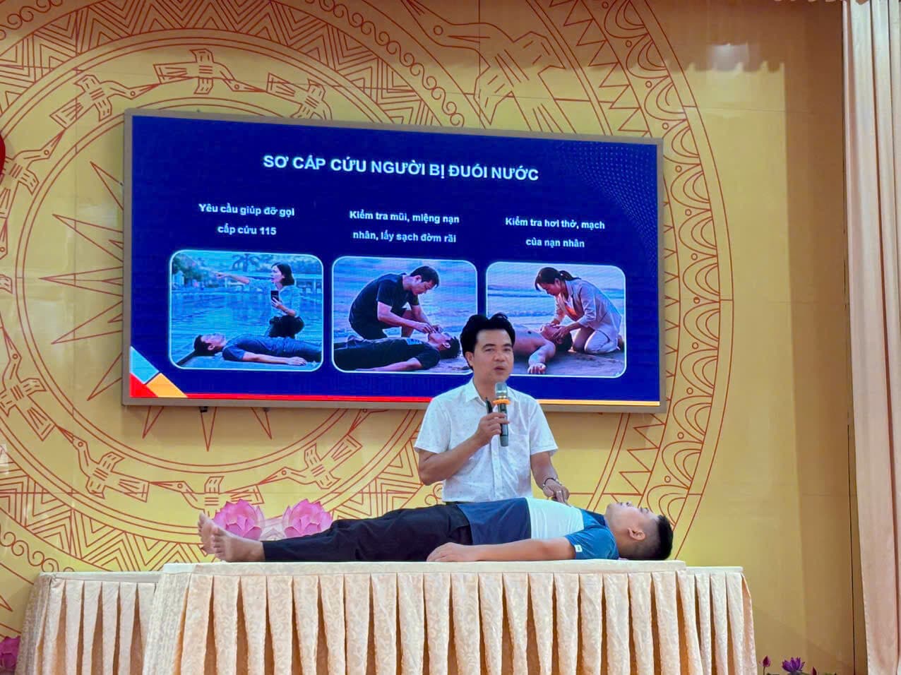 Giảng viên hướng dẫn kỹ năng sơ cấp cứu người bị đuối nước trong chuyên đề an toàn trường học