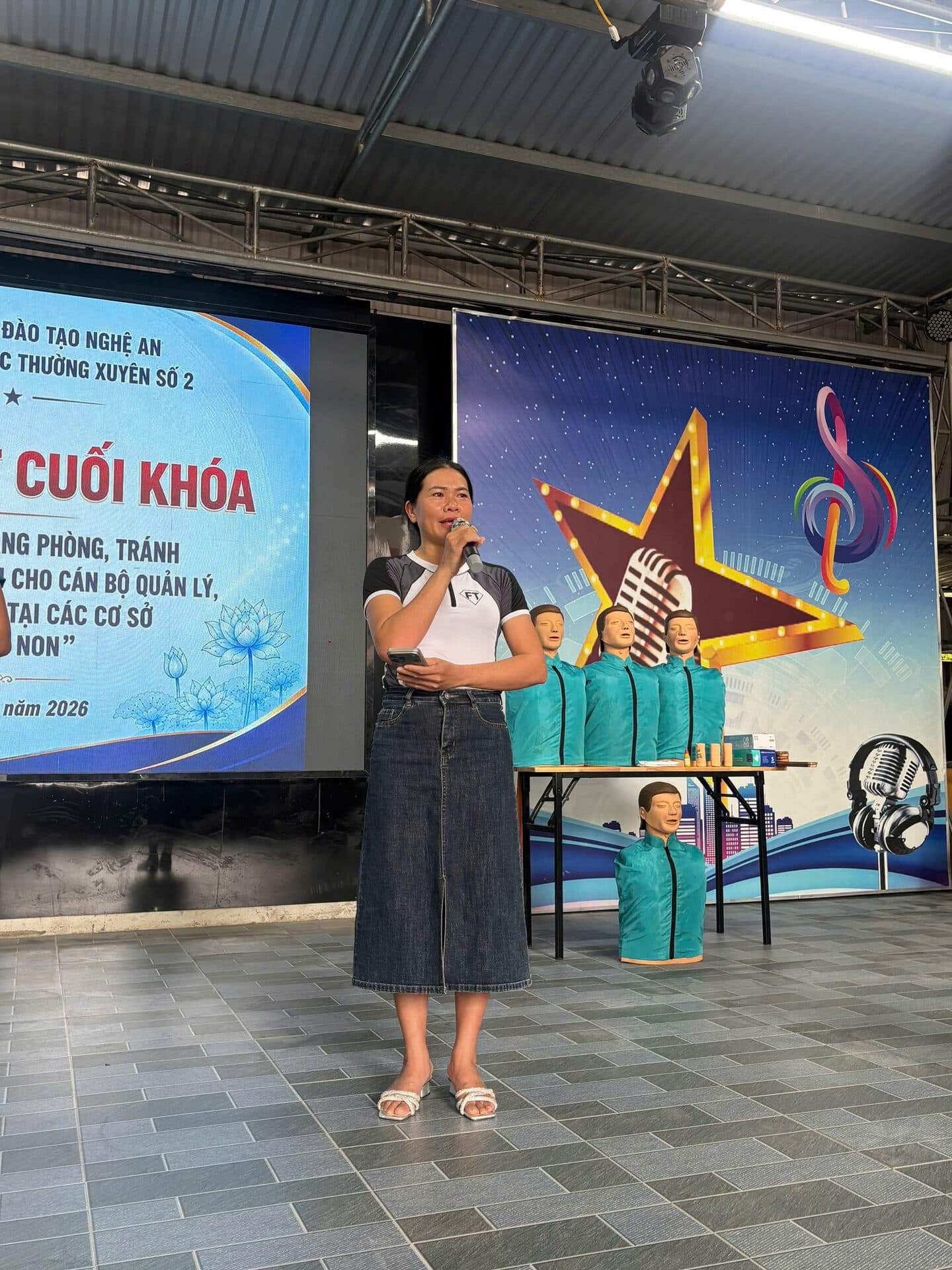 Giảng viên giới thiệu nội dung thực hành sơ cấp cứu trước các mô hình tập huấn